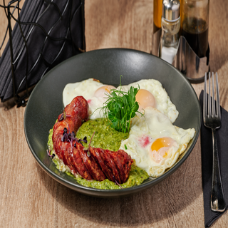 Spanac cu ochiuri de ou si carnati