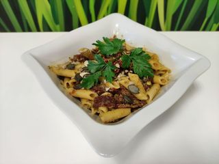 Makaron penne z pesto bazyliowym i suszonymi pomidorami vege