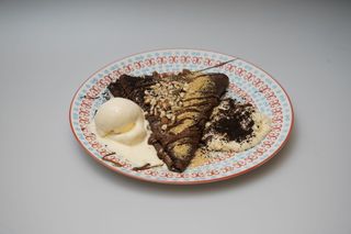 Dunja palačinka sa kuglom sladoleda