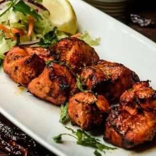 Chicken Garlic Tikka (Boneless) with Naan or Chips (8 Pieces) (Populer)
