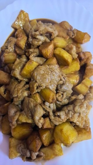 19.Свинско с картофи и соев сос 800 гр.