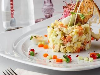 Салат Олів'є з курячим філе та перепелиними яйцями