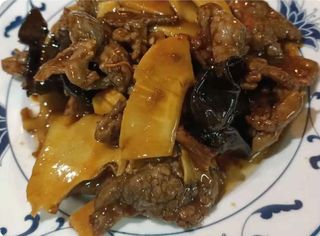 208. Vitello con bambù e funghi