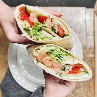 Тортілья з лососем та крем-сиром