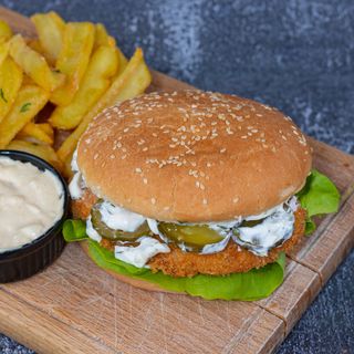 Burger Crocant de Pui cu Cartofi Aromatizați