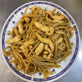 Tallarines guisantes con pollo (sin verduras)