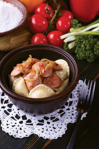 Вареники з картоплею, подаються зі смаженими сосисками (280г)