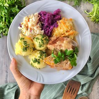 Pierś drobiowa faszerowana serkiem topionym i prażoną cebulką + Zupa dnia