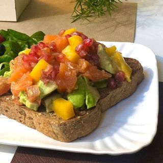 AVOCADO TOAST CON SALMONE