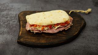 Sendvič  sa  dimljenim  vratom 