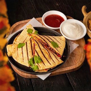 Кесадилия со сметаной и соусом сальса с говяжим фаршем (250г)