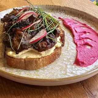 Toast cu hummus si mix de ciuperci - vegan