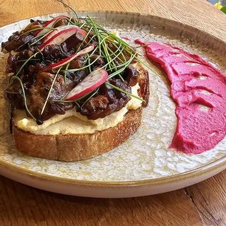 Toast cu hummus si mix de ciuperci - vegan