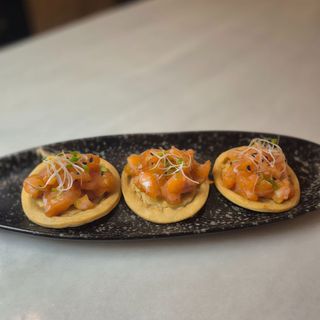 Tostitas (3) de Tartar de Salmón en Cítricos, Lima, y Siracha