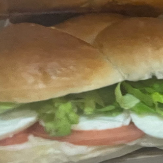 Panino con mozzarella, pomodoro e insalata