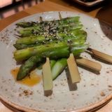 espárragos verdes con sésamo kimchee