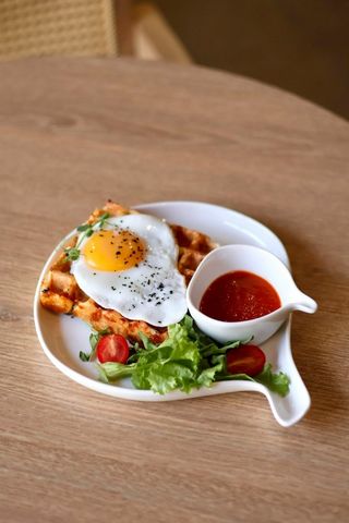 Творожная вафля с сыром,жареным яйцом и шпинатом