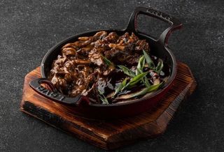 ПАТЕЛЬНЯ З ЯЛОВИЧИНОЮ ТА ГРИБАМИ У ТРЮФЕЛЬНОМУ СОУСІ