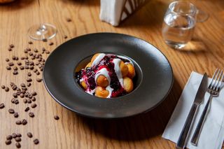 Papanași prăjiți cu dulceață de afine