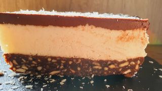 Tort raw cu ciocolata si cocos