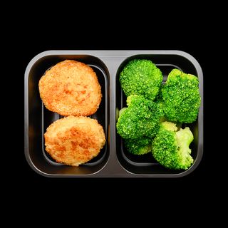 Рибна котлета та парові броколі