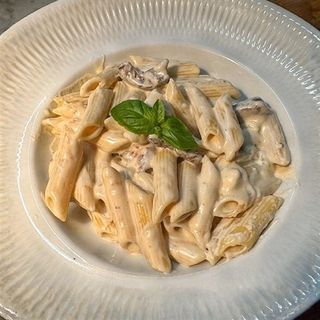 Penne com filet ao gorgonzola