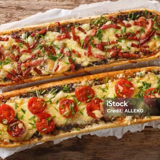 Zapiekanka z serem,pieczarkami,sos,ketchup,mieso kurczak,warzywa