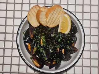 Мідії чілі у винно-часниковому соусі з хрустким багетом (500/45g)