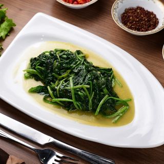 Шпинат в чесночном соусе 