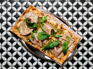 Pinsa z mortadellą Bologna Pistacjowa
