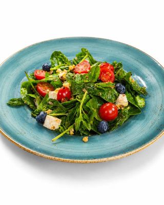 Salata sa spanaćem, kozjim sirom, borovnicom i dresingom od borovnice