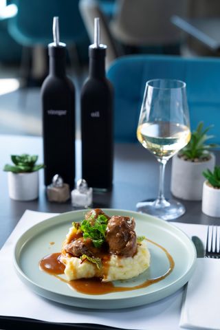 Obrăjori de vită cu cartofi piure și sos demi-glace