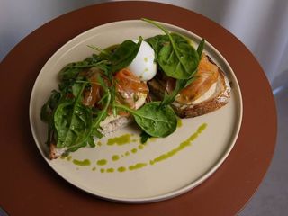 Тост з лососем та хумусом (290g)