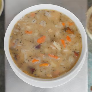 Żurek z kiełbasą i ziemniakami