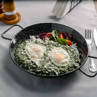 Spanac cu ouă ochiuri
