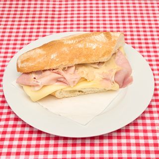 Panino con cotto, fontina e salsa tonnata