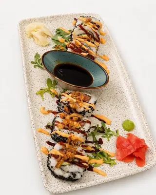 Inside out roll: salmon avocado