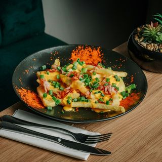 Frytki z sosem serowm i boczkiem