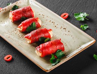 Mini rulade din ardei cu branza Feta