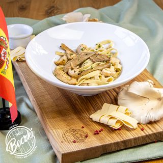 Tagliatelle z kurczakiem i boczniakami