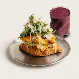Pack Croissant Con Aguacate Y Smoothie Berries (360 Ml.)