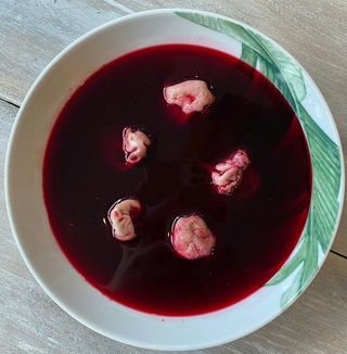 Barszcz czerwony z mięsnymi uszkami