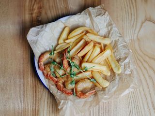 КОРОЛІВСЬКІ КРЕВЕТКИ В КЛЯРІ З КАРТОПЛЯНИМИ ДІПАМИ