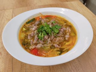 Otoro di manzo in brodo con verdure sott'aceto