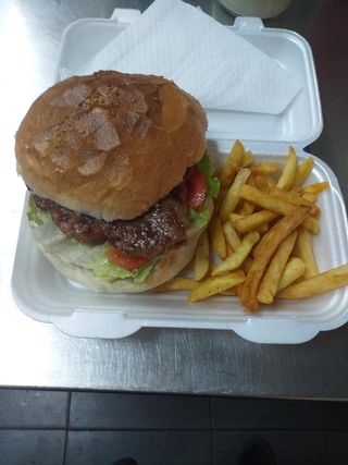 Cheesburger sa pomfritom