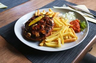 Pljeskavica Diavola s prilogom