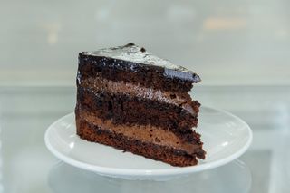 შოკოლადის ტორტი ნაღების სოუსით