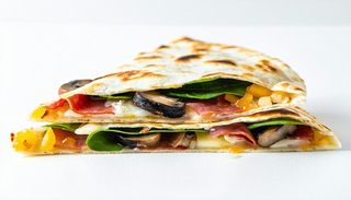 Maxi piadina con salame e funghi
