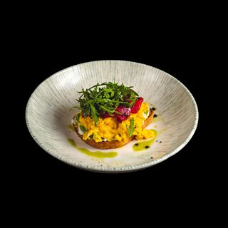 Скрембл на тості з  лососем гравлакс