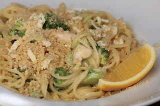 Лингуини с пилешко бонфиле + салата Фиеста + Coca-Cola